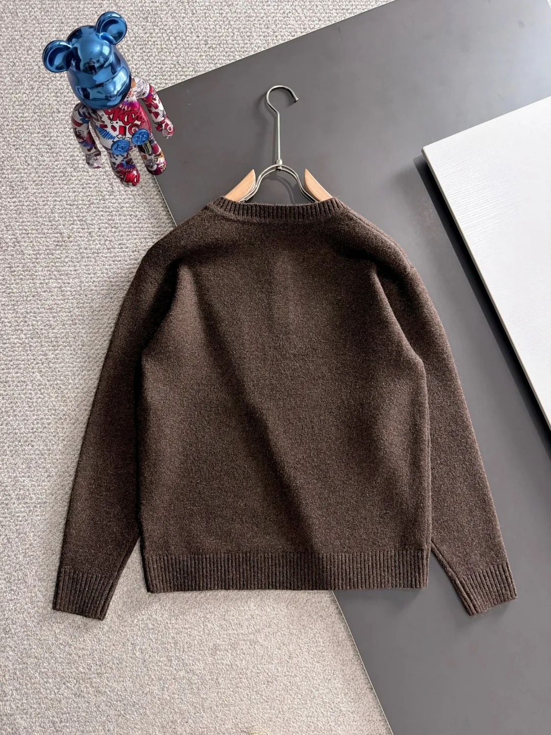Next day shipping P195 Hermès 2026 Autumn and Winter latest sweater from the official website, now on sale at the counter simultaneously Hot Sale! Specially made of wool blended fabric. It feels comfortable and can be directly in contact with the skin. The logo badge is exquisitely embroidered, which is extremely eye-catching! The details highlight the fashionable charm of big brands. Exquisite workmanship. Three-dimensional cutting style. The wearing effect is invincible and handsome! All three standards are complete! Sizes:M-3XL